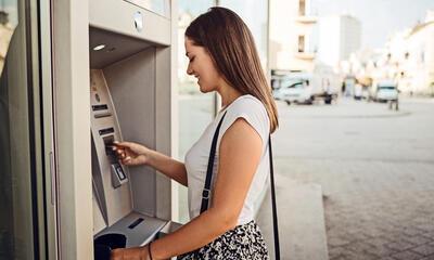 Vrouw aan geldautomaat